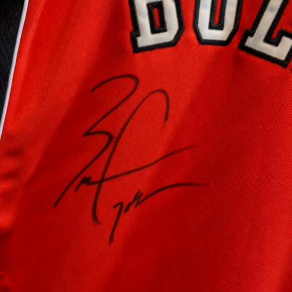 Autographed Chicago Bulls jersey (Ladies) - Picture 8 of 11